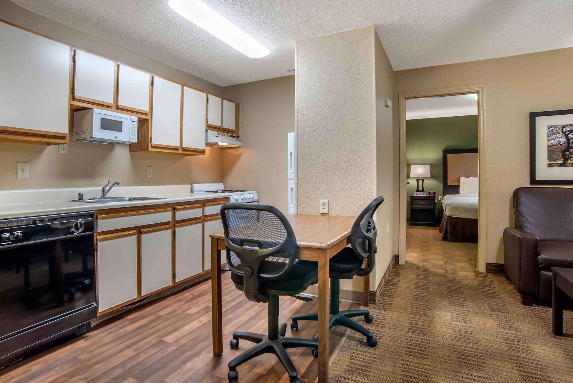 Extended Stay America Suites - Cleveland - Middleburg Heights Bagian luar foto